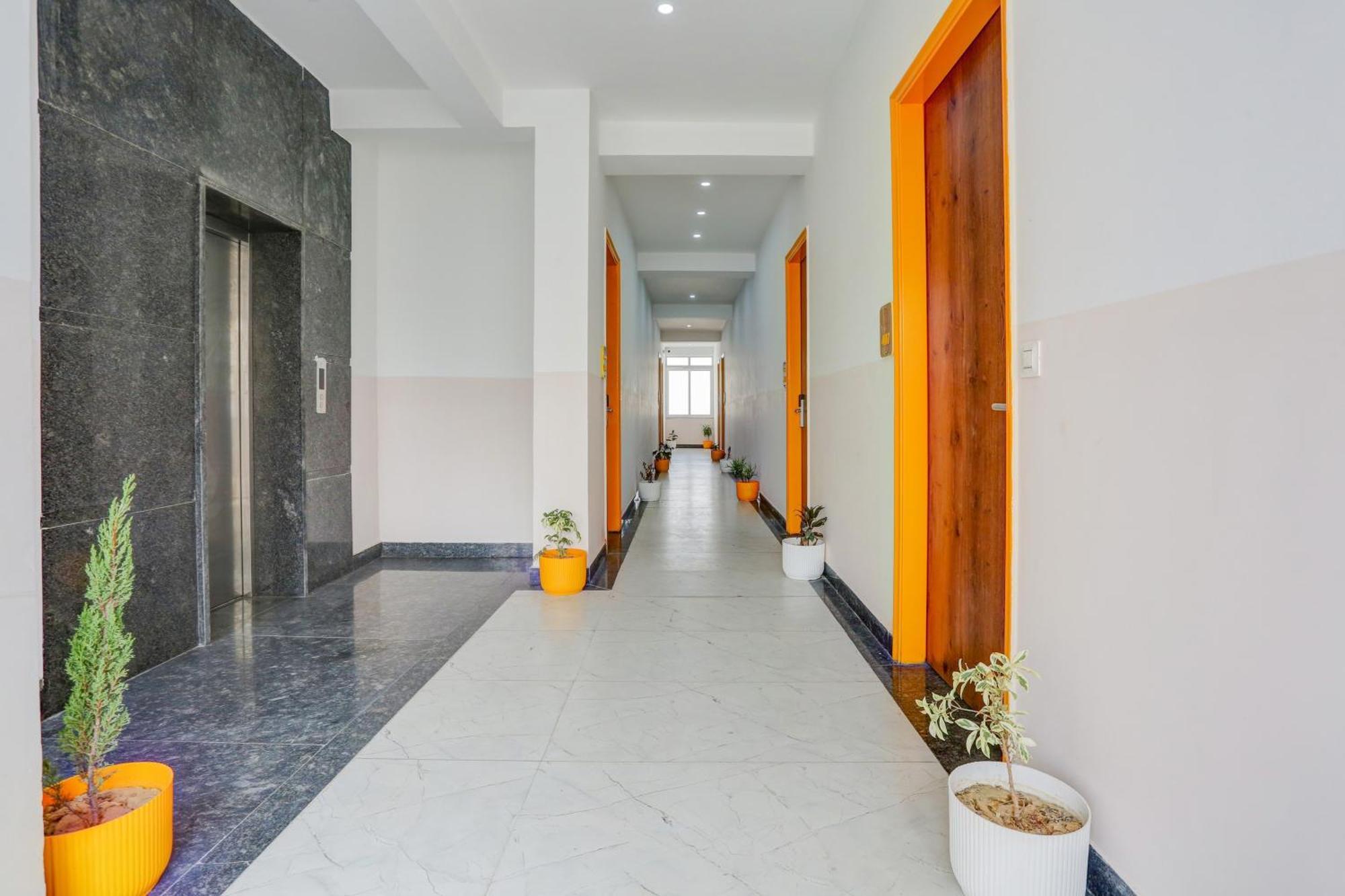 Super Townhouse Sector 69 Gurgaon Hotel Buitenkant foto