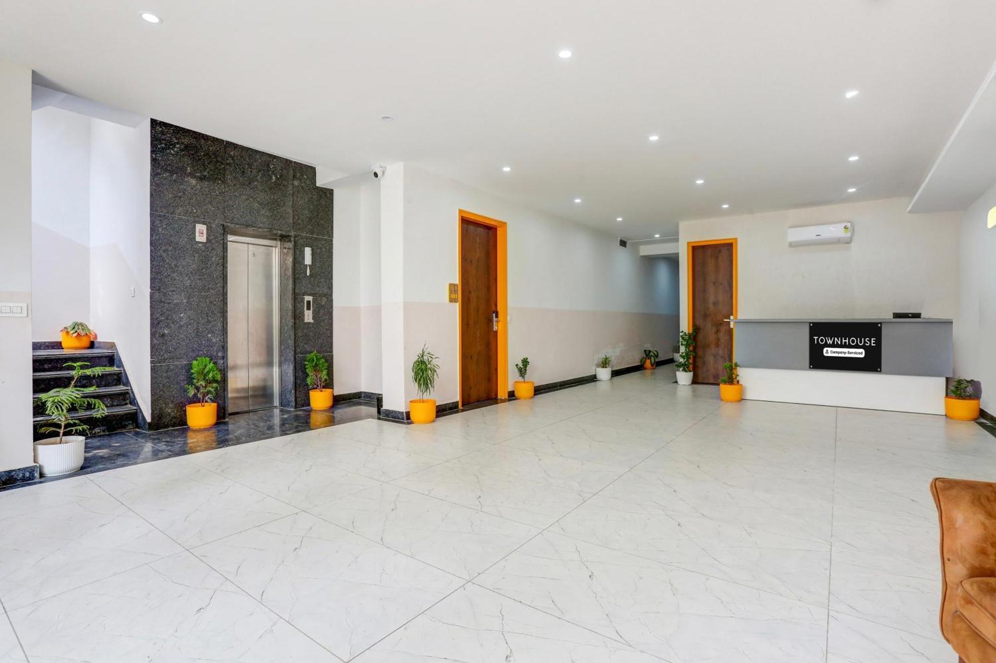 Super Townhouse Sector 69 Gurgaon Hotel Buitenkant foto