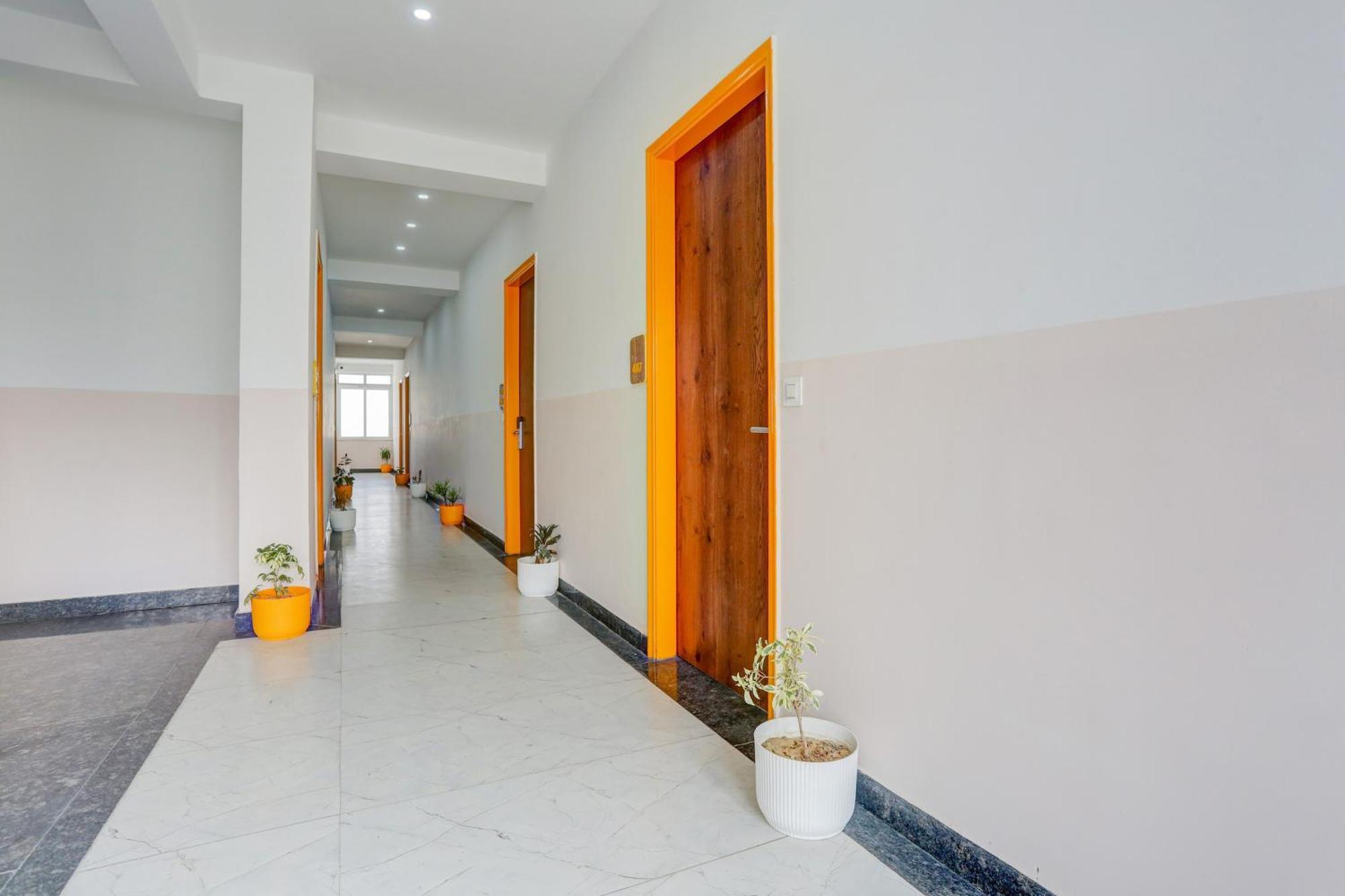 Super Townhouse Sector 69 Gurgaon Hotel Buitenkant foto