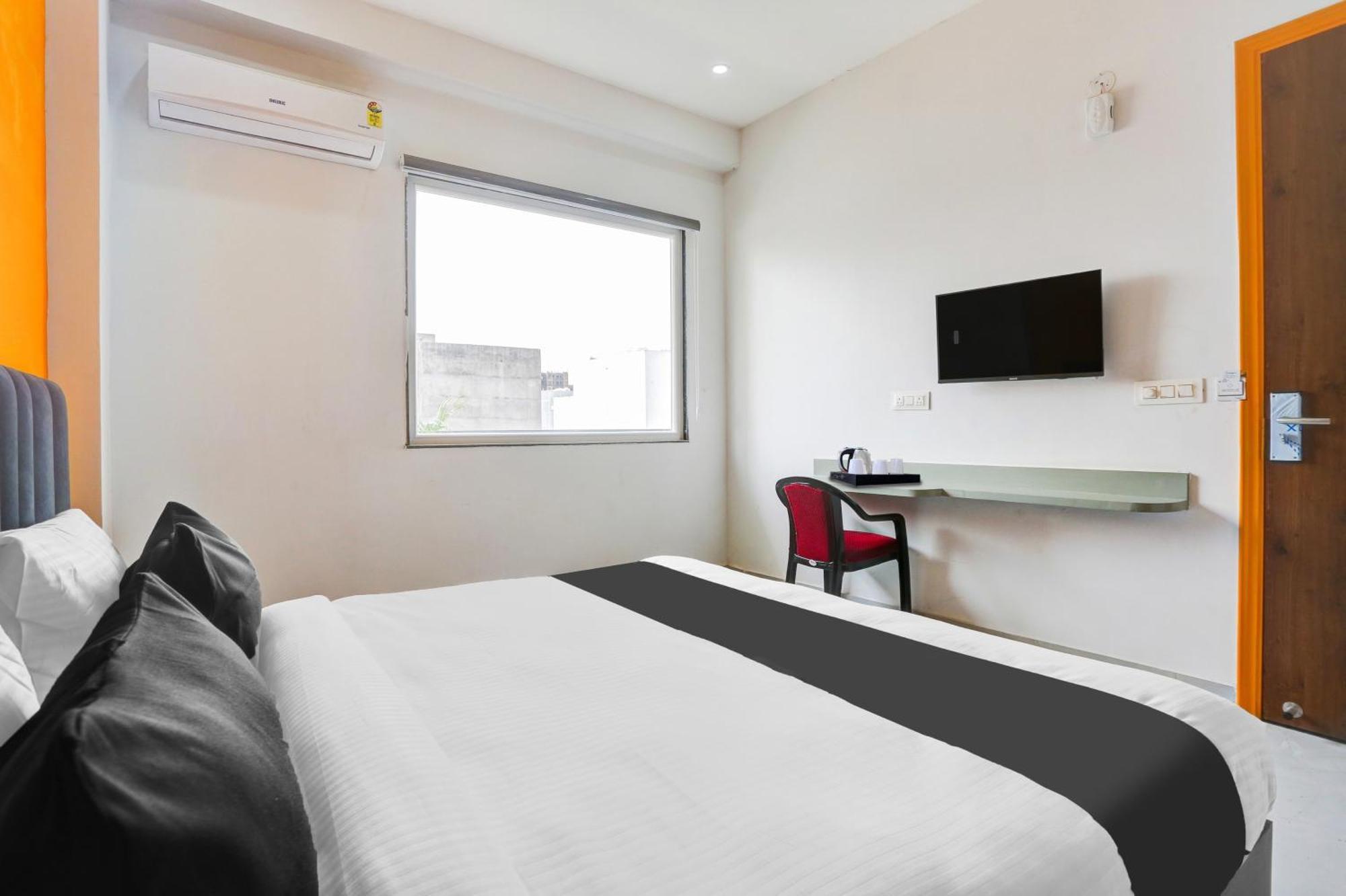 Super Townhouse Sector 69 Gurgaon Hotel Buitenkant foto